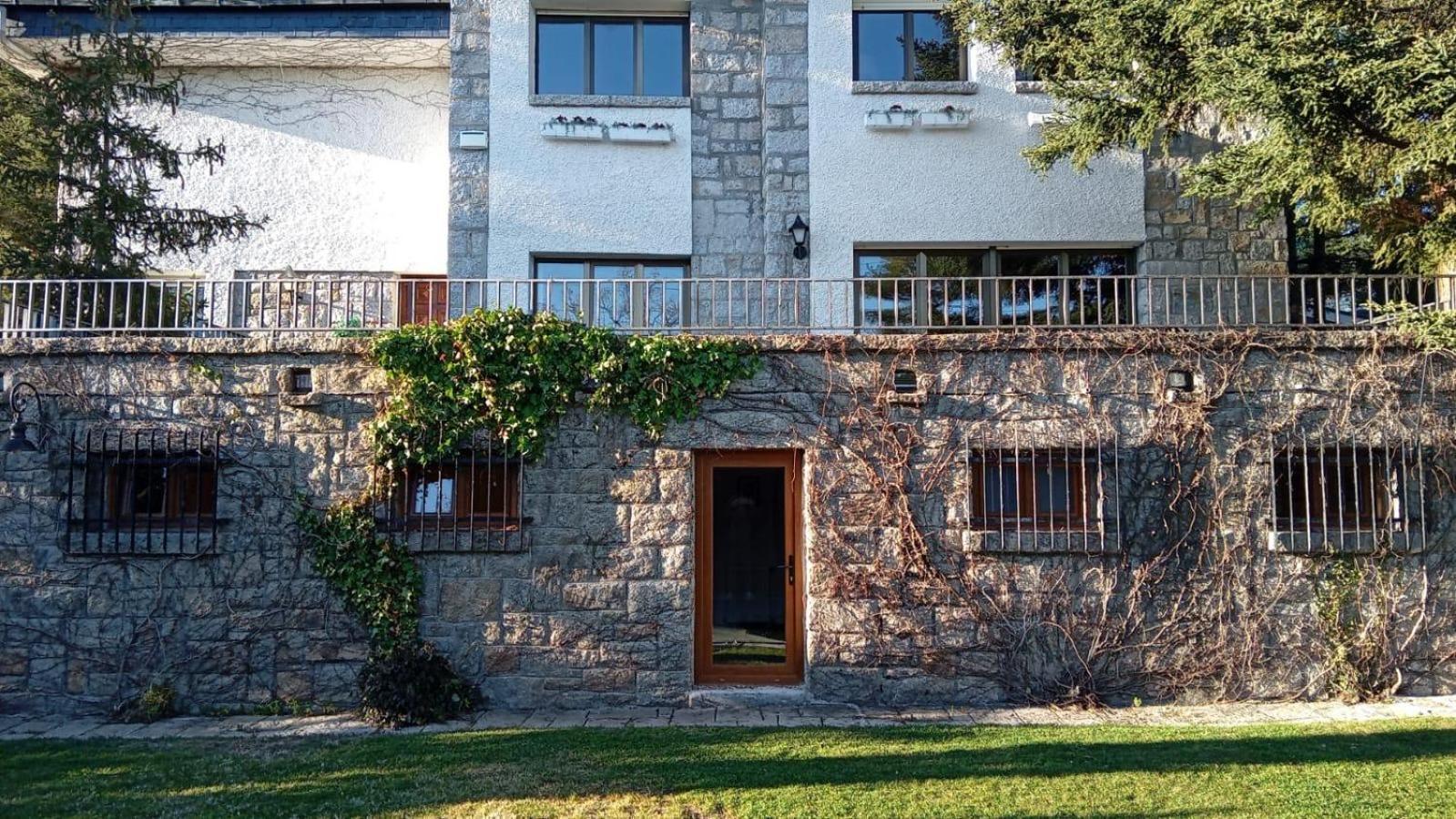 Los Cedros, Gran Chalet Con Piscina Y Apartamento En Navacerrada Eksteriør bilde